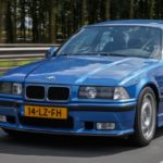 plavi BMW E36 na autocesti