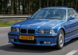 plavi BMW E36 na autocesti