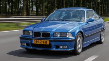 plavi BMW E36 na autocesti