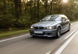 BMW E46 juri po cesti