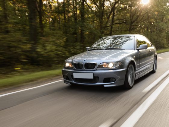 BMW E46 juri po cesti