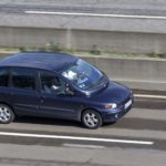 Plavi Fiat Multipla tijekom vožnje na cesti