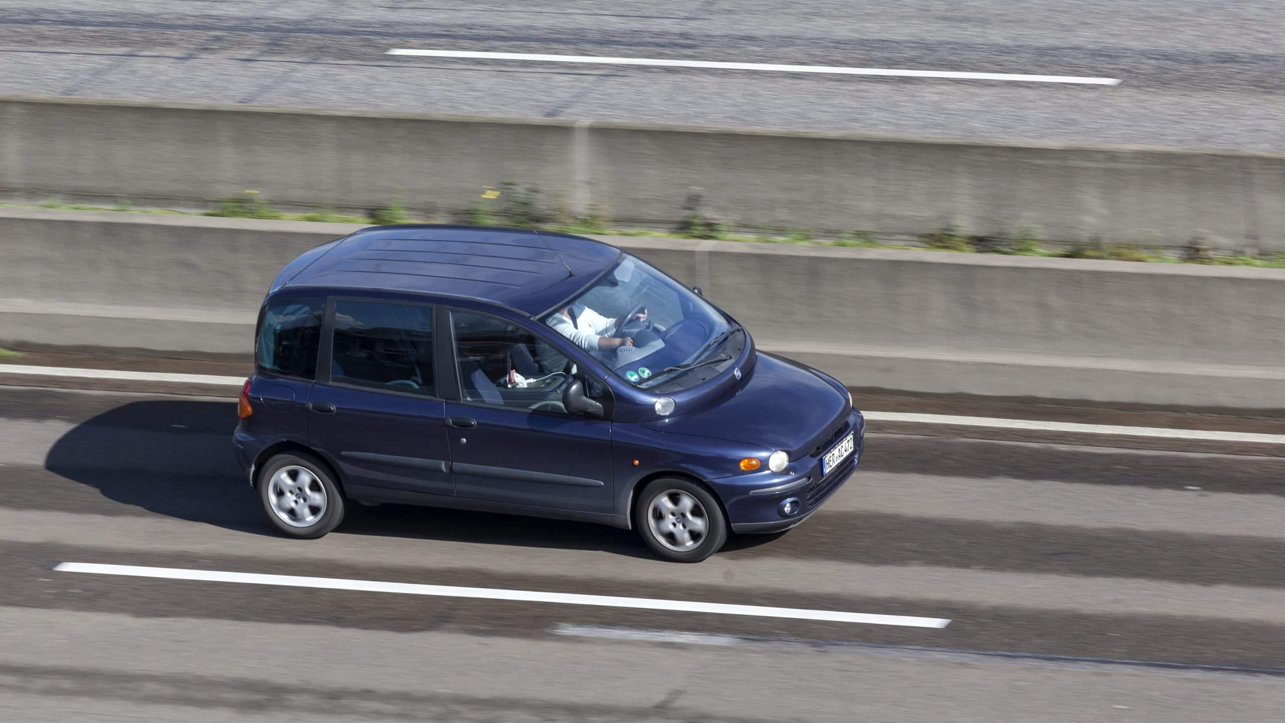 Plavi Fiat Multipla tijekom vožnje na cesti