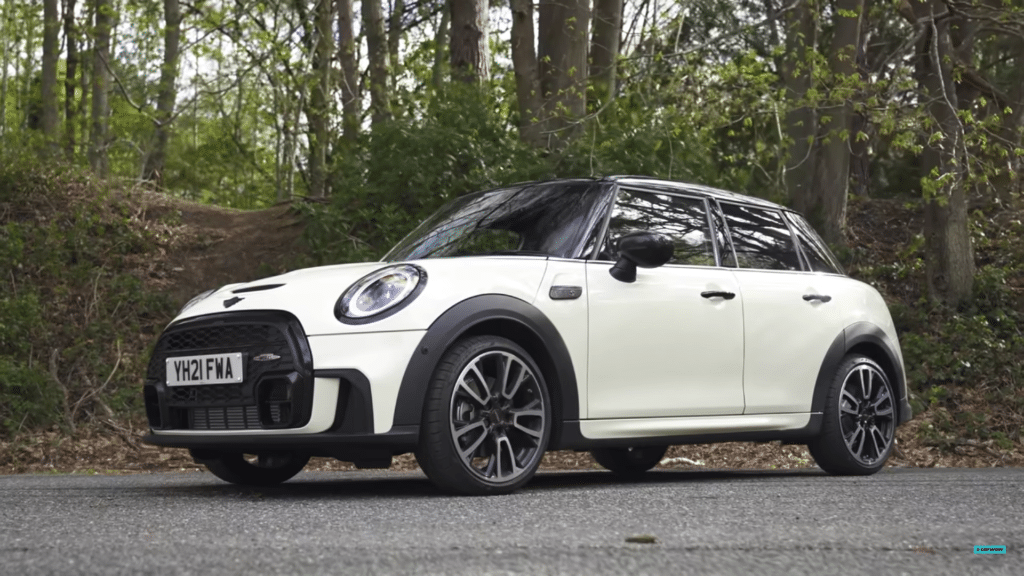 Bijeli Mini Cooper s prednje strane