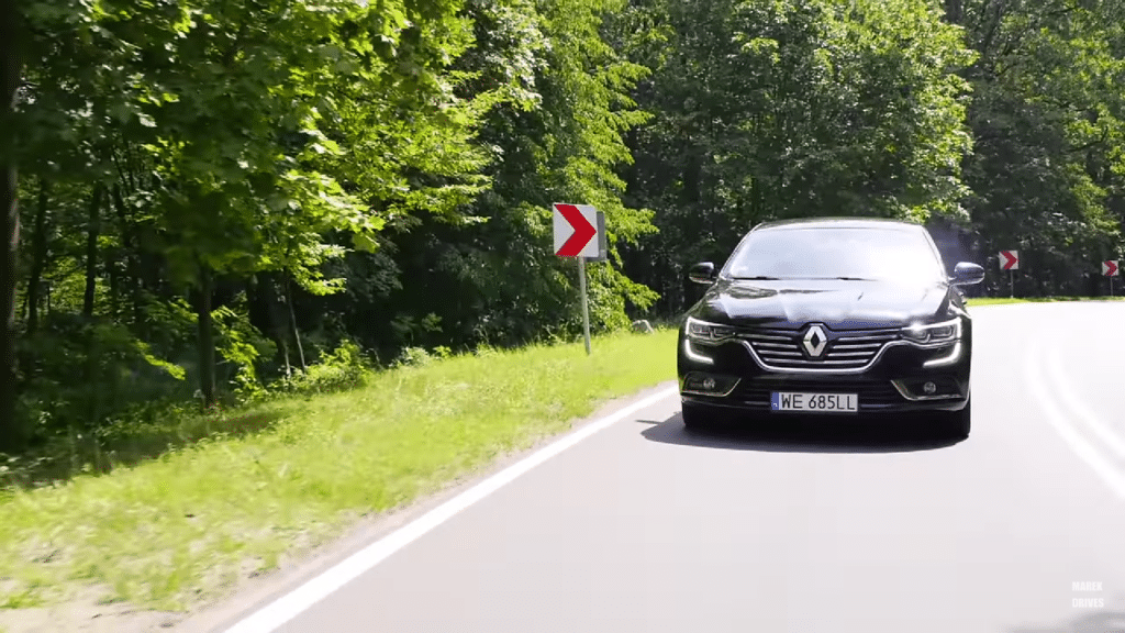 Renault Talisman na asfaltu