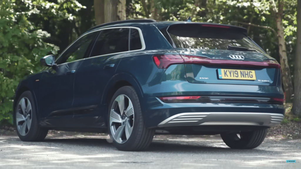 Audi e-tron parkiran u šumi
