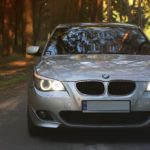 BMW E60 na šumskoj cesti