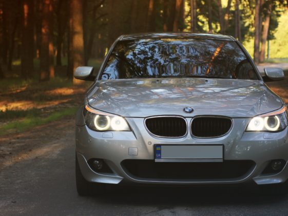 BMW E60 na šumskoj cesti