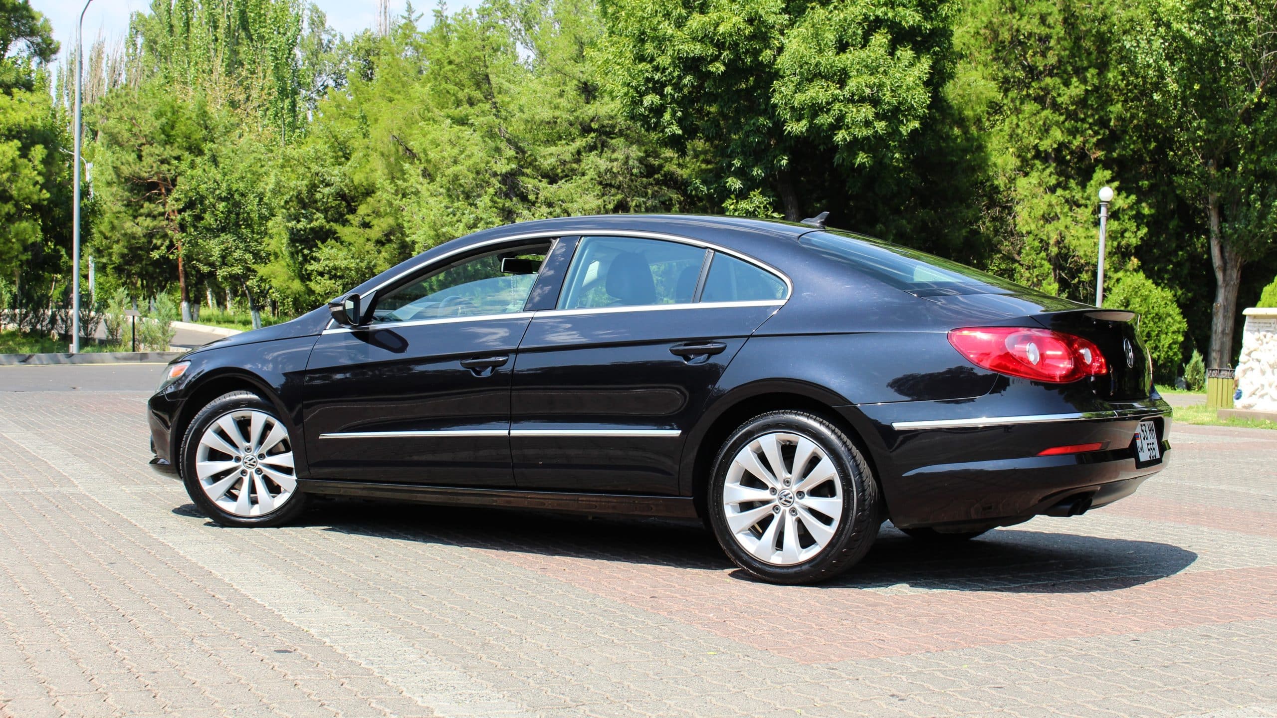 Crni VW Passat CC