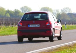 Crveni Peugeot 206 na njemačkoj cesti