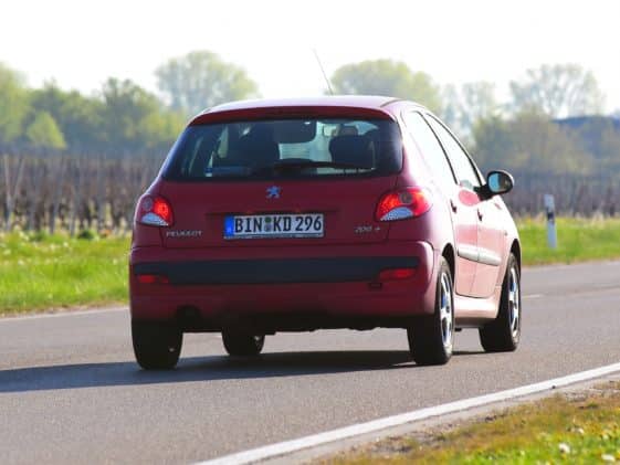 Crveni Peugeot 206 na njemačkoj cesti