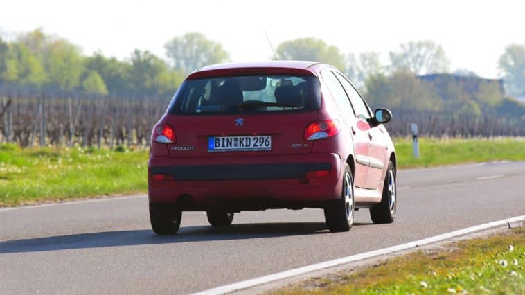 Crveni Peugeot 206 na njemačkoj cesti