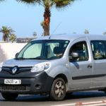 Putnički kombi Renault Kangoo na gradskoj ulici u Casablanci