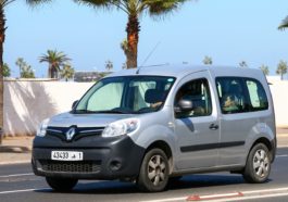 Putnički kombi Renault Kangoo na gradskoj ulici u Casablanci