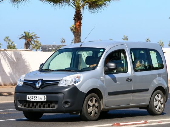 Putnički kombi Renault Kangoo na gradskoj ulici u Casablanci