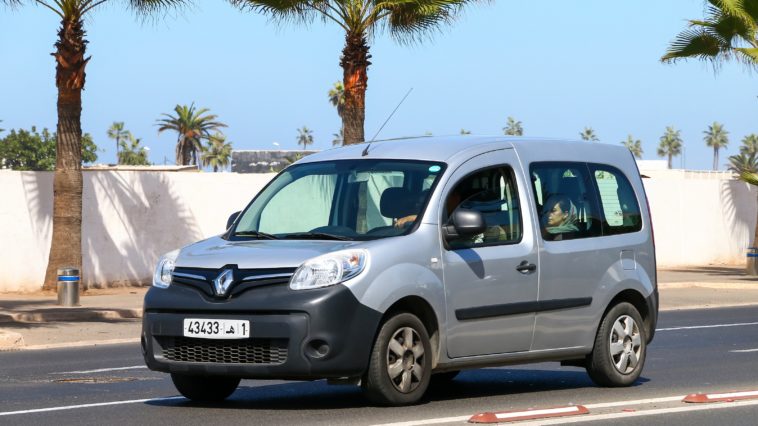 Putnički kombi Renault Kangoo na gradskoj ulici u Casablanci
