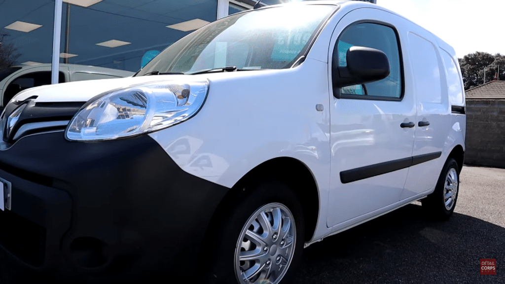 Parkiran bijeli Renault Kangoo