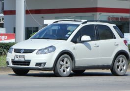 Bijeli Suzuki SX4 na cestama Tajlanda