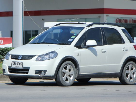 Bijeli Suzuki SX4 na cestama Tajlanda