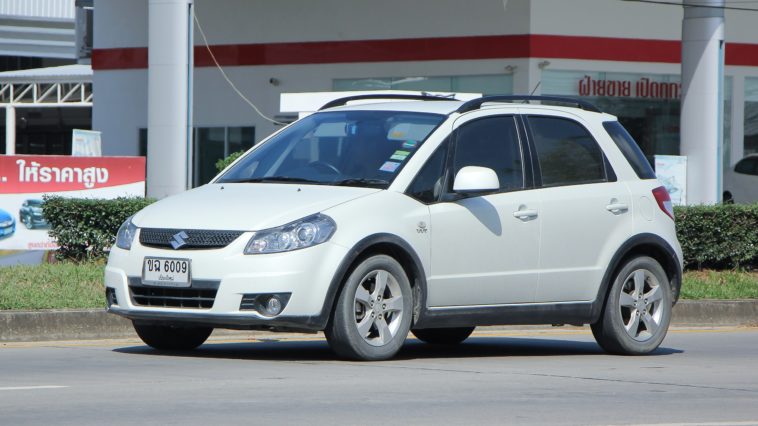 Bijeli Suzuki SX4 na cestama Tajlanda