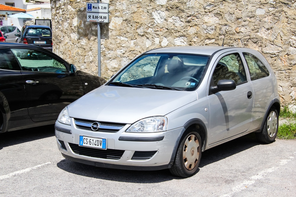 bijela Opel Corsa