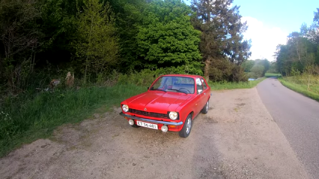 Crveni Opel Kadett C izvana