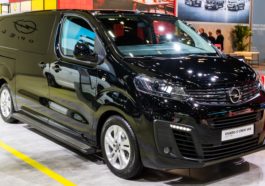 Crni električni Opel Vivaro na sajmu automobila u Bruxellesu