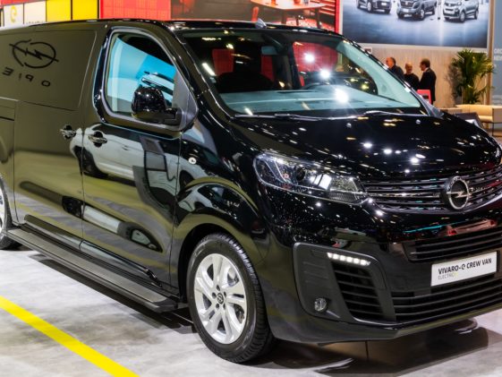 Crni električni Opel Vivaro na sajmu automobila u Bruxellesu