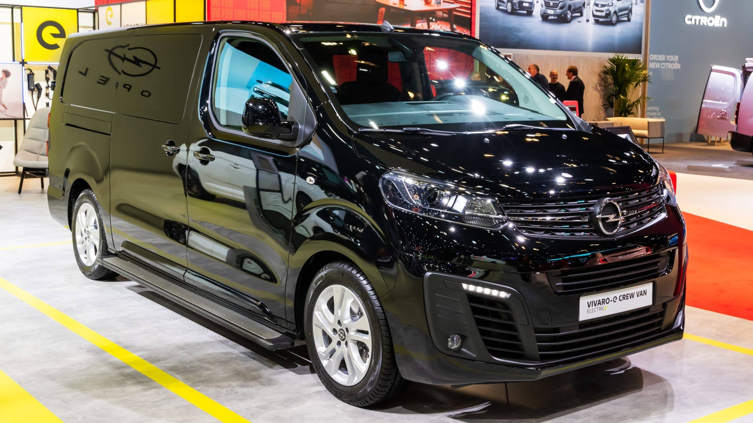 Crni električni Opel Vivaro na sajmu automobila u Bruxellesu