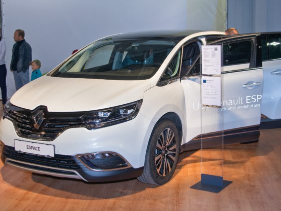 Bijeli Renault Espace na Tartu Motoshowu u Estoniji