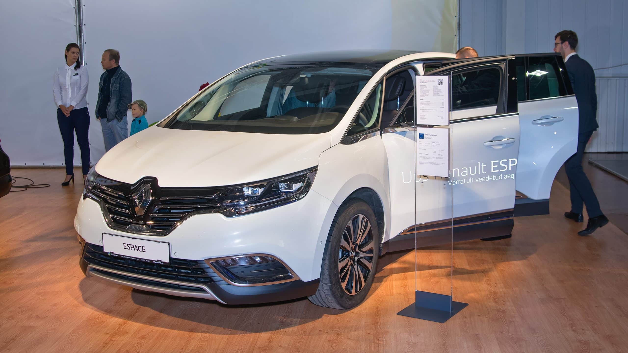 Bijeli Renault Espace na Tartu Motoshowu u Estoniji