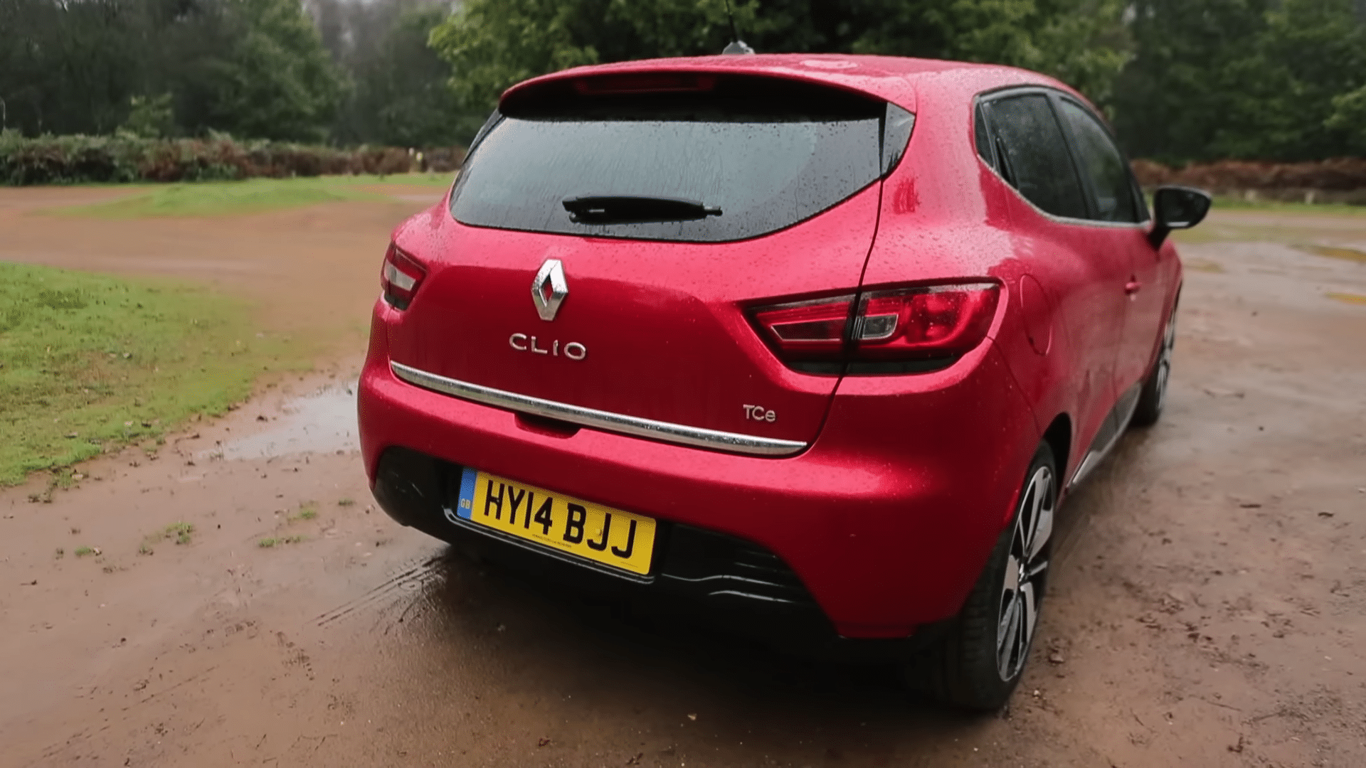 Crveni Clio 4 sa stražnje strane