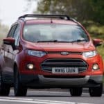 Crveni Ford EcoSport tijekom vožnje britanskim cestama