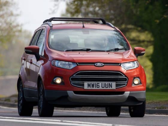 Crveni Ford EcoSport tijekom vožnje britanskim cestama