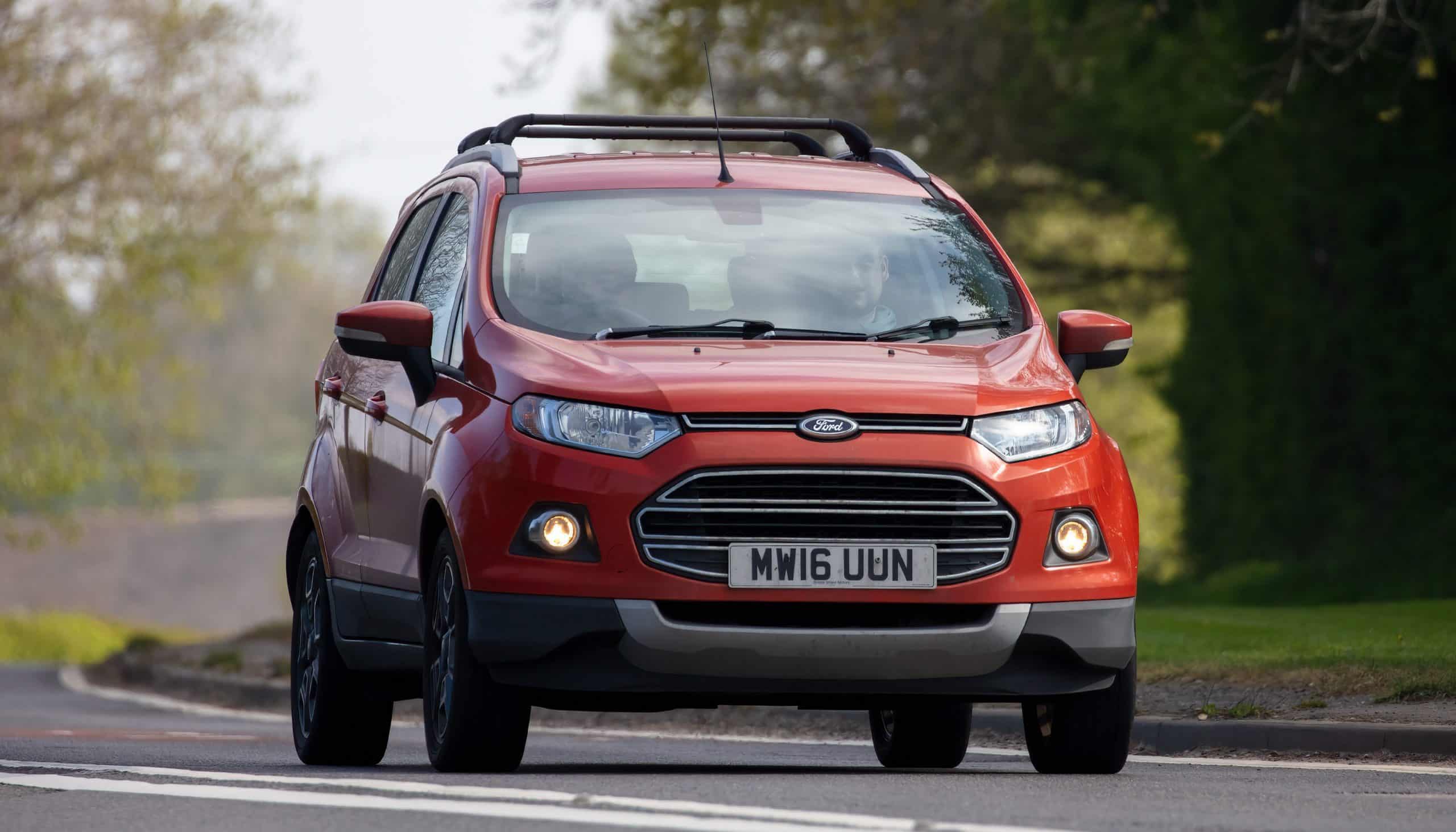 Crveni Ford EcoSport tijekom vožnje britanskim cestama