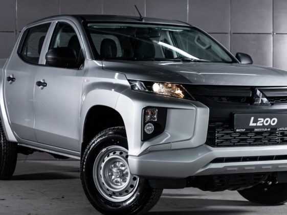 Srebrni Mitsubishi L200 na parkingu u Novosibirsku