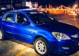 Plavi Mitsubishi Lancer iz 2005. godine u Bangkoku