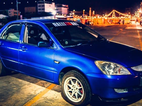 Plavi Mitsubishi Lancer iz 2005. godine u Bangkoku