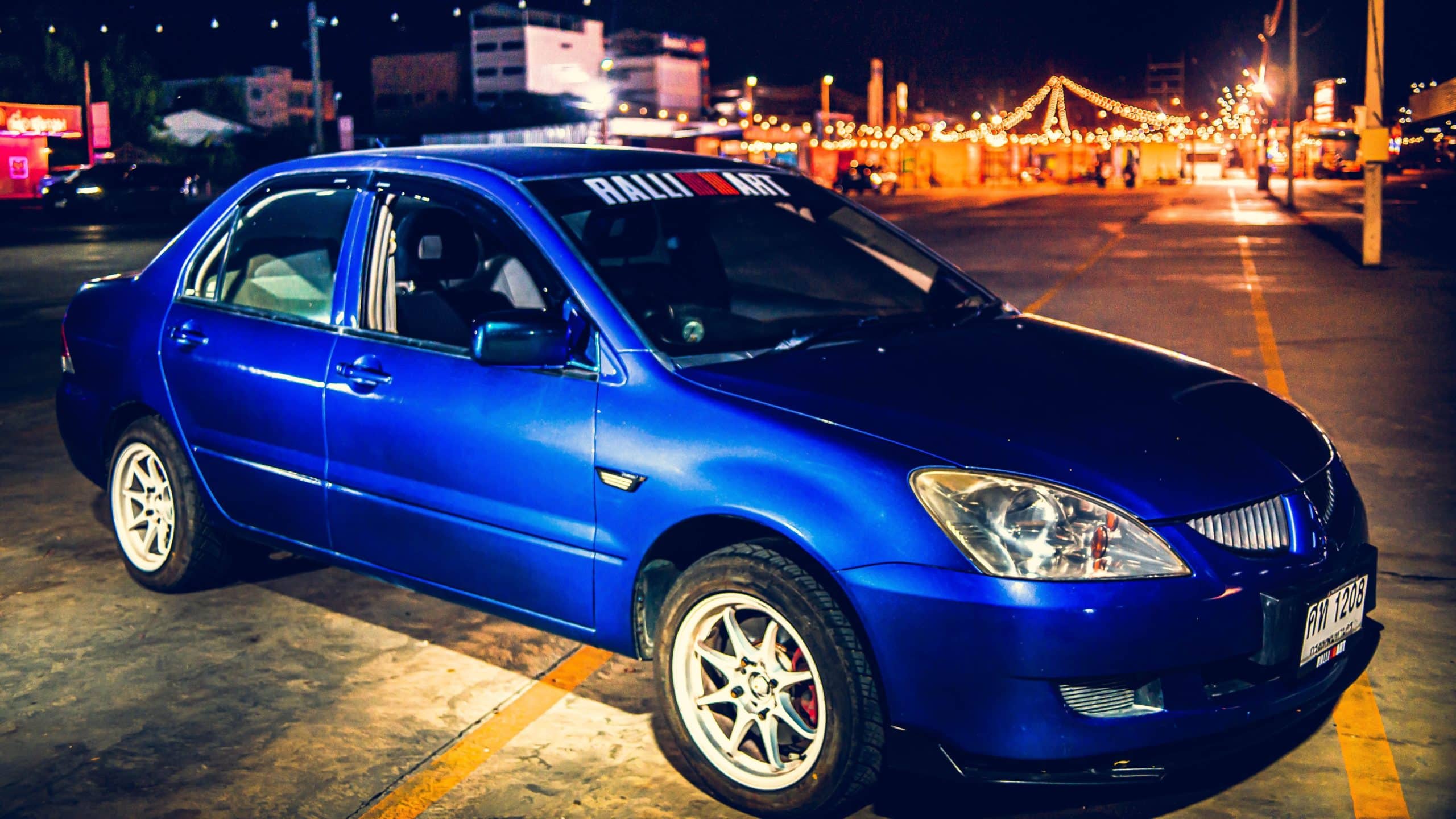 Plavi Mitsubishi Lancer iz 2005. godine u Bangkoku