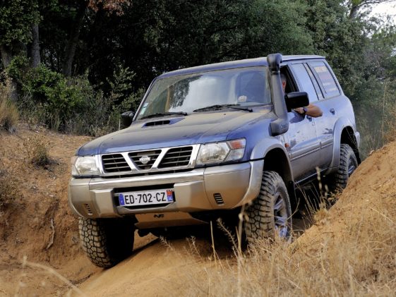 Nissan Patrol u akciji na neravnom i blatnjavom terenu