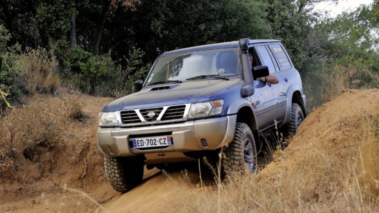 Nissan Patrol u akciji na neravnom i blatnjavom terenu