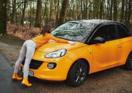 Djevojka grli žuti Opel Adam