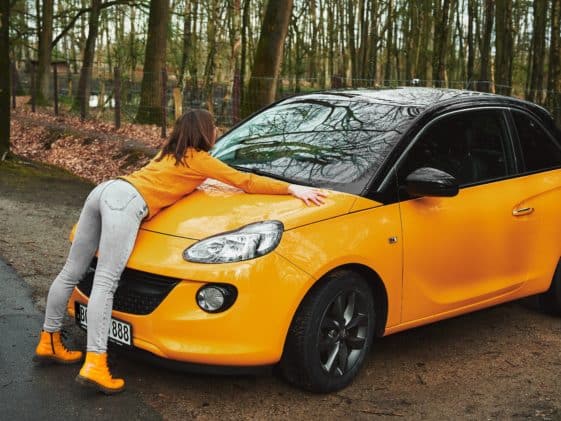 Djevojka grli žuti Opel Adam