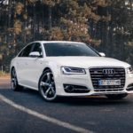 Bijeli Audi S8 na šumskoj cesti u Ukrajini