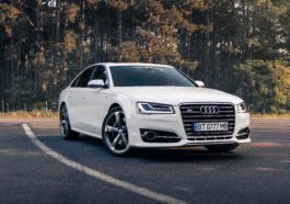 Bijeli Audi S8 na šumskoj cesti u Ukrajini