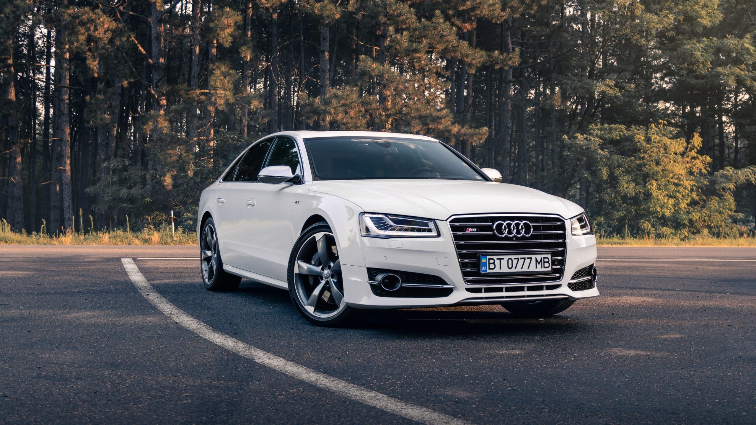 Bijeli Audi S8 na šumskoj cesti u Ukrajini