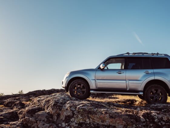 Bijeli Mitsubishi Pajero na planinskom terenu