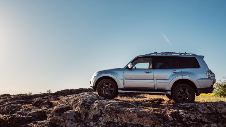 Bijeli Mitsubishi Pajero na planinskom terenu