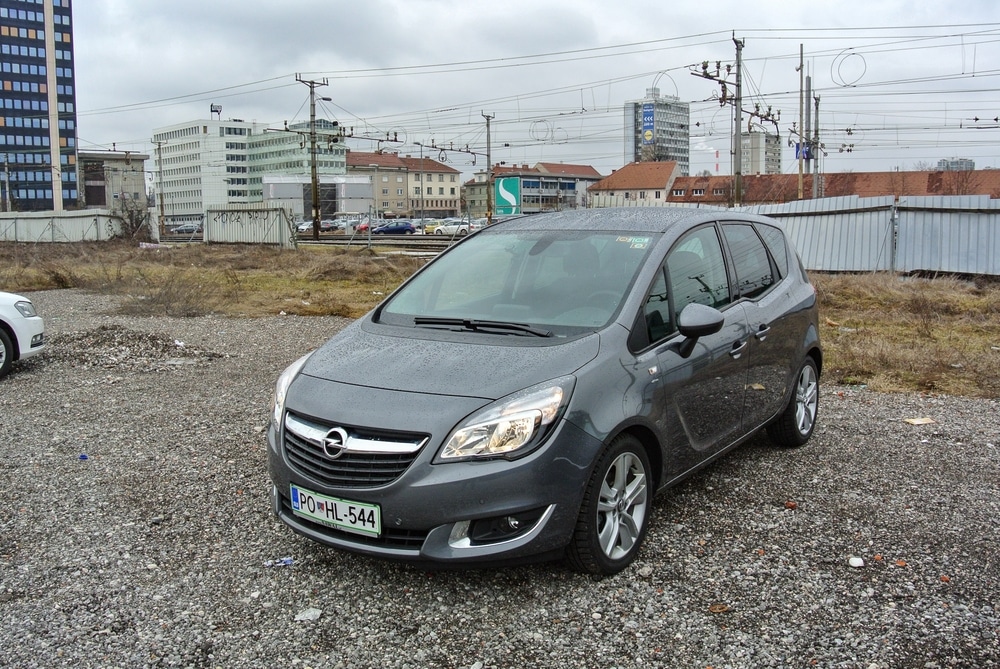 Opel Meriva parkirana na šljunku