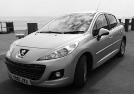 Sivi Peugeot 207 parkiran uz obalu Walesa